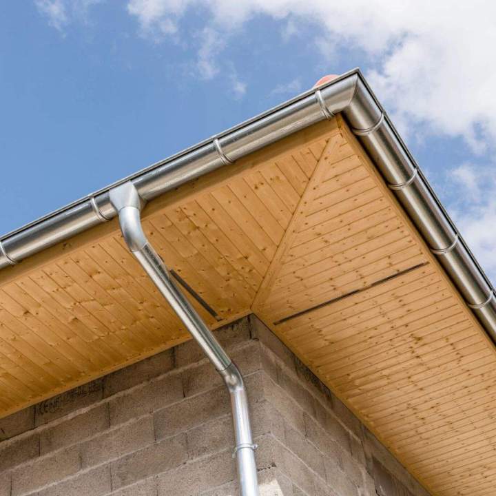 Nous posons les gouttières de votre bâtiment.